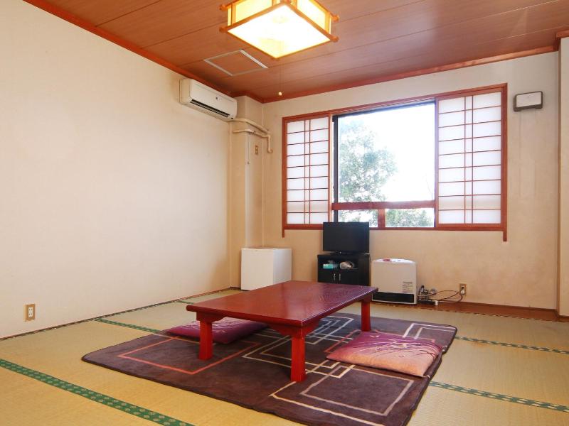 Twin Room with Shared Bathroom image 2