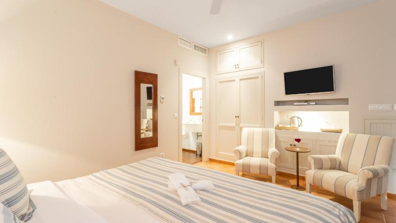 Double Room with Hot Tub image 3