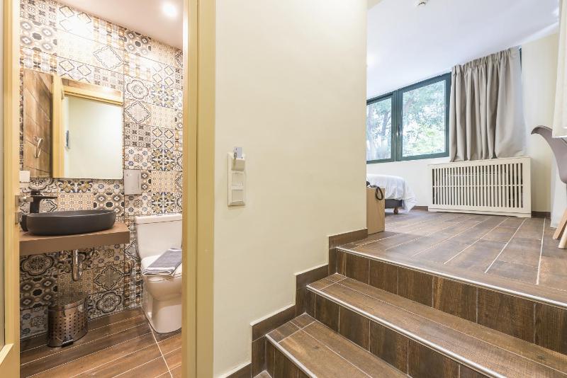  Comfort Room Street View  image 4