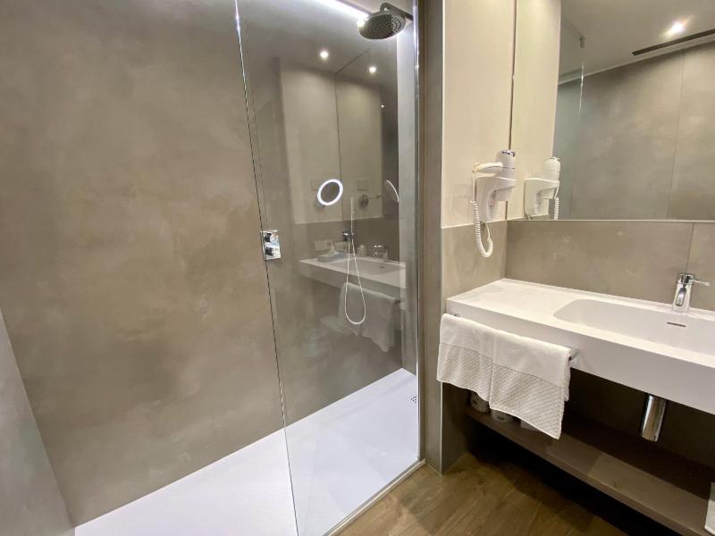 Deluxe Double Room image 2
