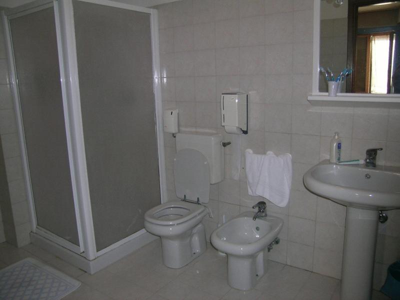 Standard Triple Room image 3
