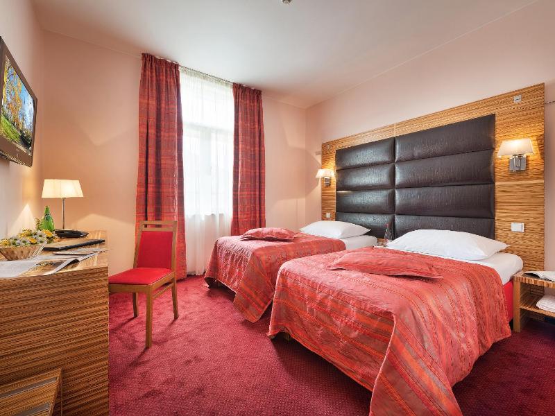 Double or Twin Room image 4