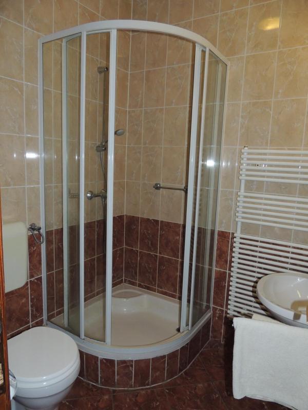 Twin Room with Private Bathroom image 2