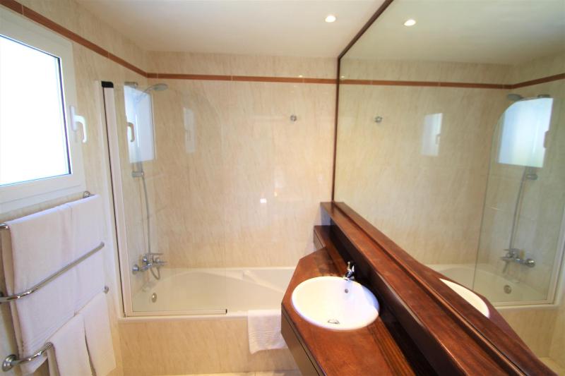 One-Bedroom Apartment with Air Conditioning image 4