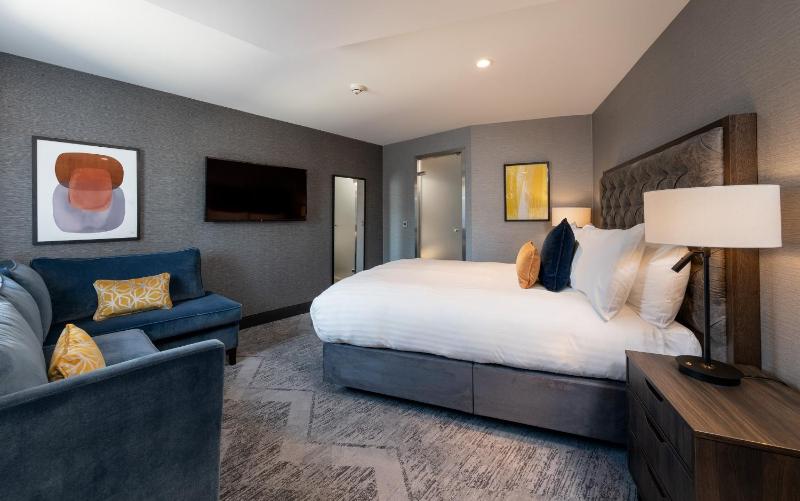 1 Queen Bed Premium with Jetted Bath image 3
