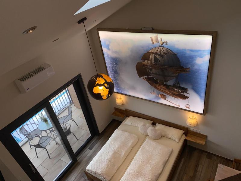 Studio with Balcony image 3