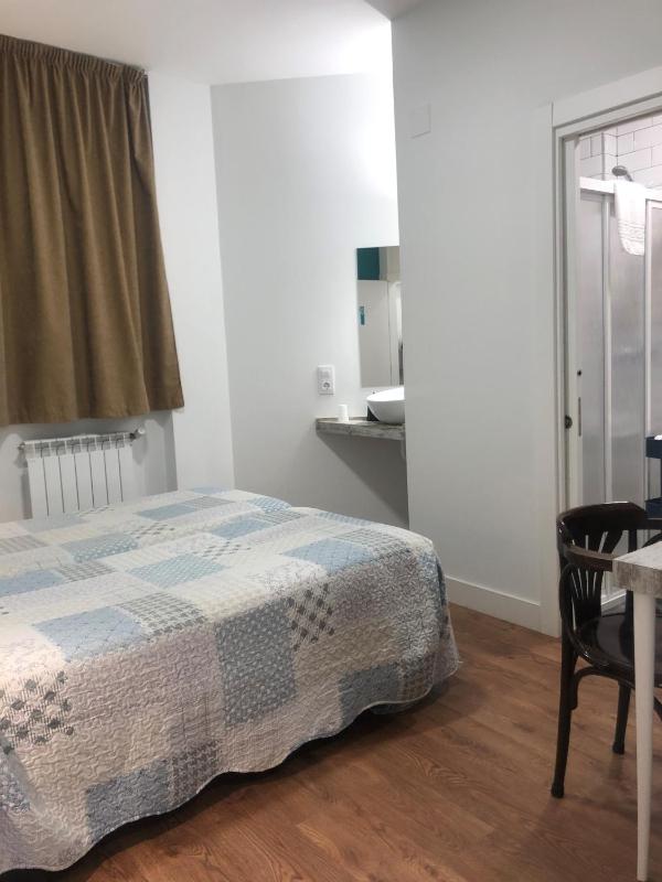 Twin Room with Bathroom image 2