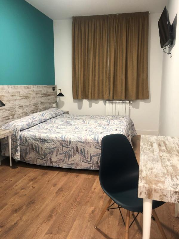 Twin Room with Bathroom image 3