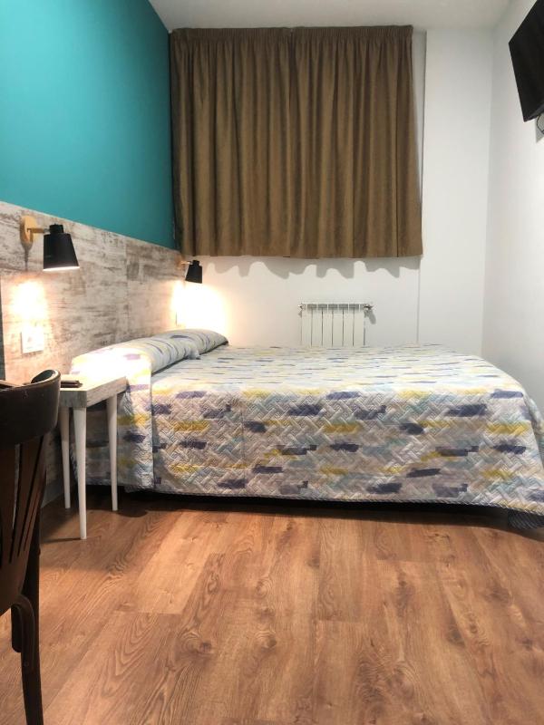 Twin Room with Bathroom image 4