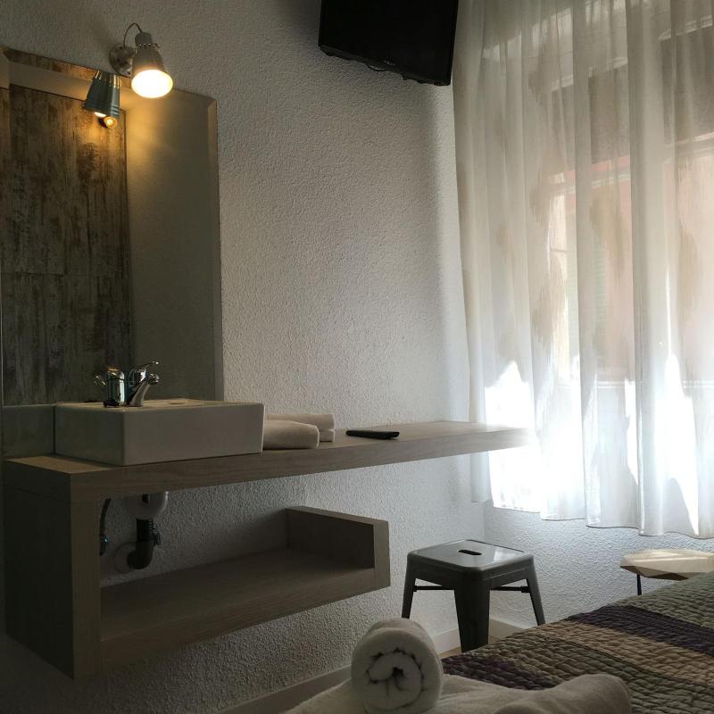 Standard Twin Room with Shared Bathroom image 2