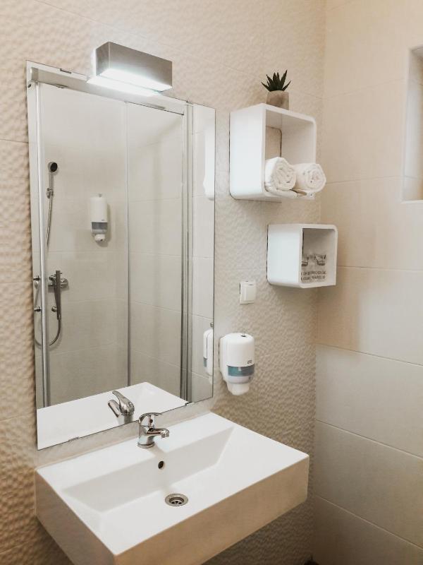 Standard Triple Room image 3
