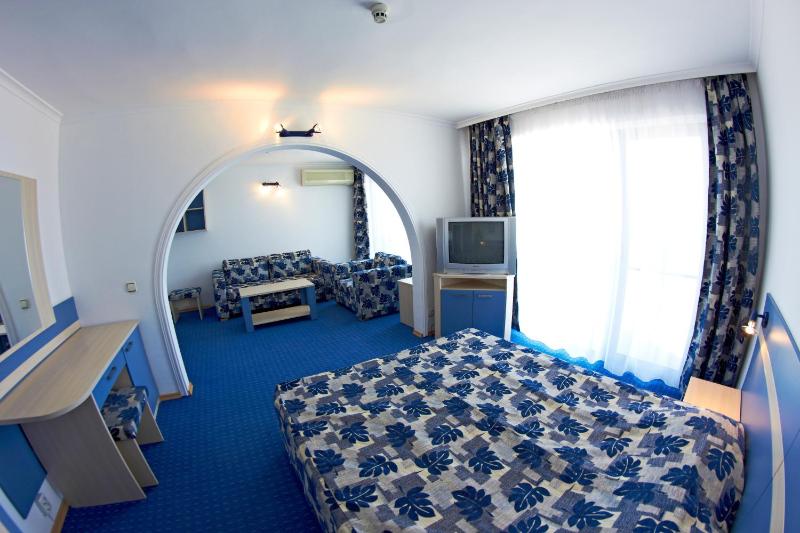 Junior Suite with Balcony image 3