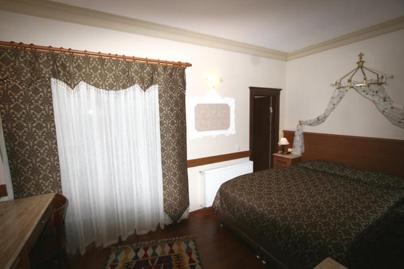 Standard Double Room image 3
