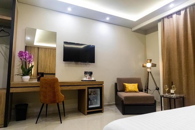 Deluxe Double Room with Balcony and Sea View image 2