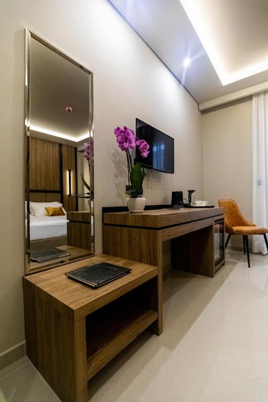 Superior King Room image 3