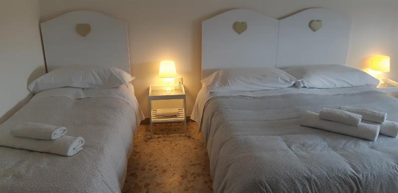 Triple Room with Shared Bathroom image 4