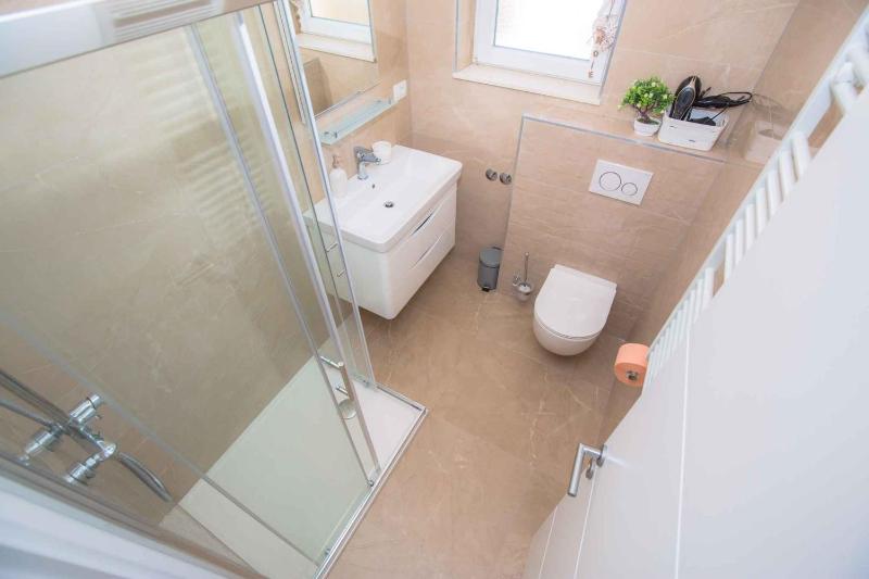 Apartment 3 image 3