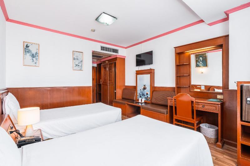 Superior Twin Room image 3