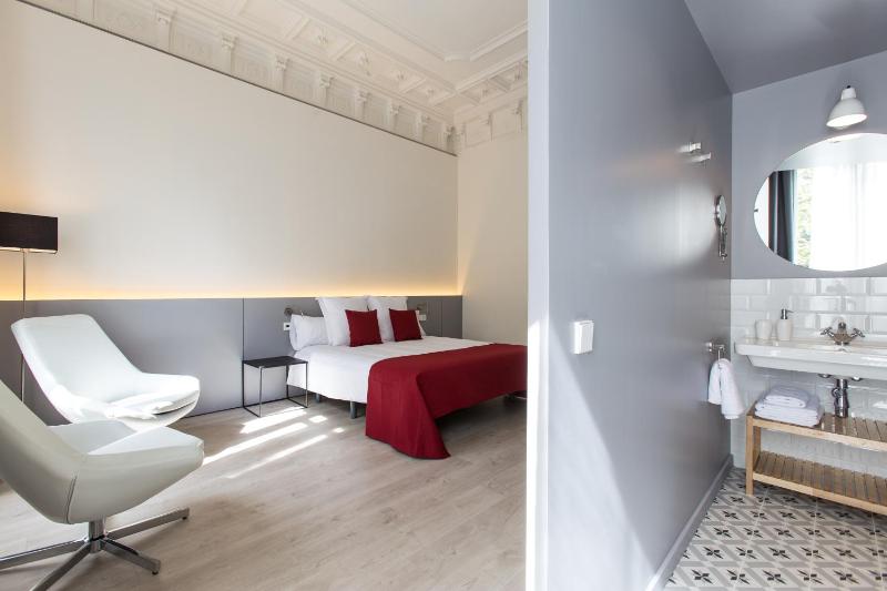 Double or Twin Room with Balcony and City View image 2