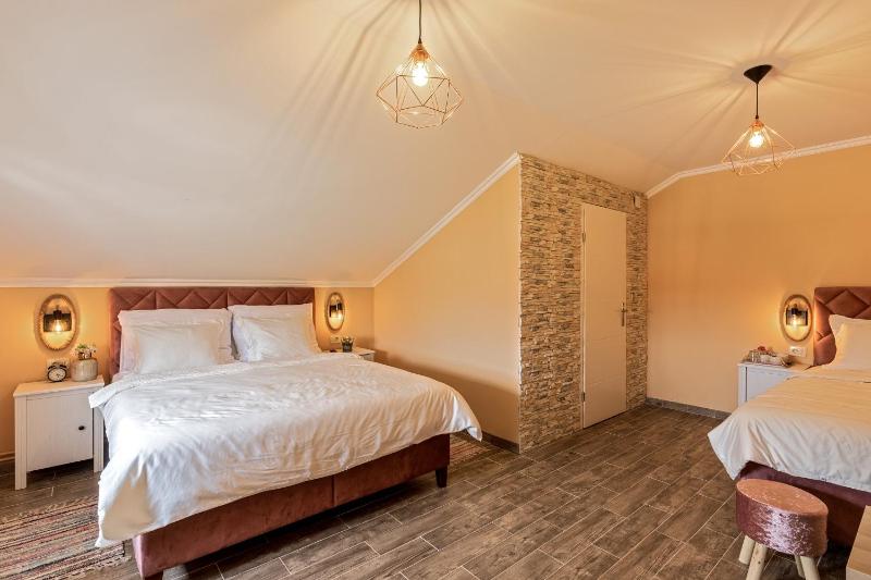 Deluxe Triple Room image 2