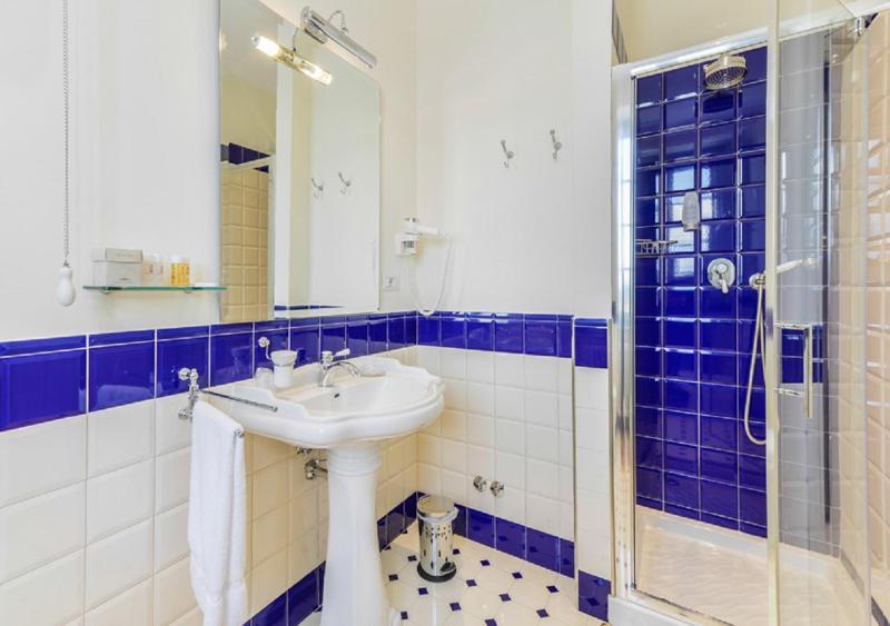Deluxe Double Room image 2