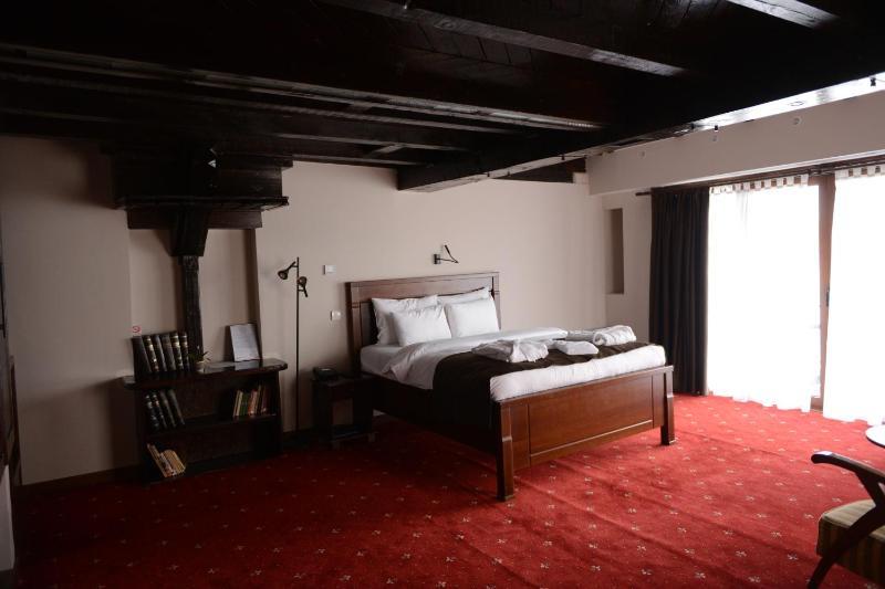 Deluxe Double Room with River View image 2