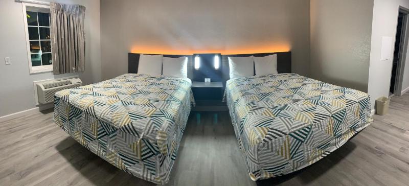 Queen Room with Two Queen Beds - Non-Smoking image 3