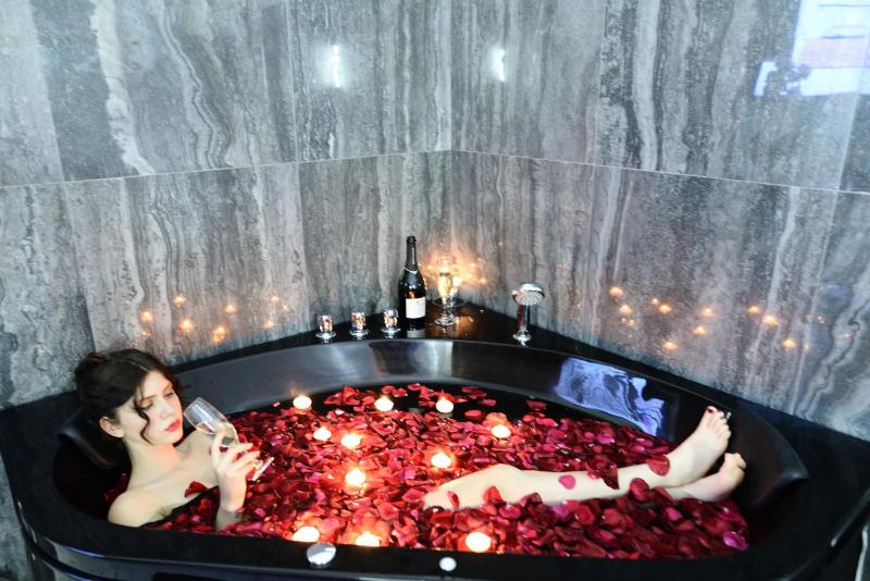 Honeymoon Suite image 4