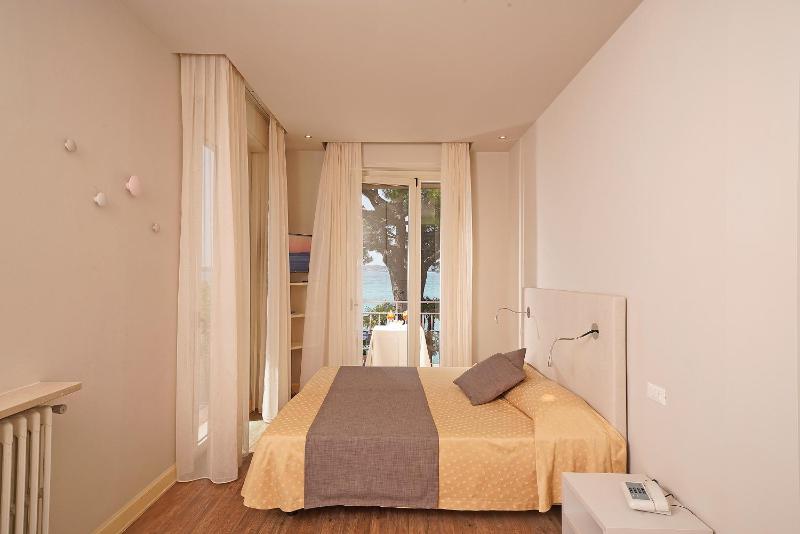 Superior Double or Twin Room with Lake View image 4