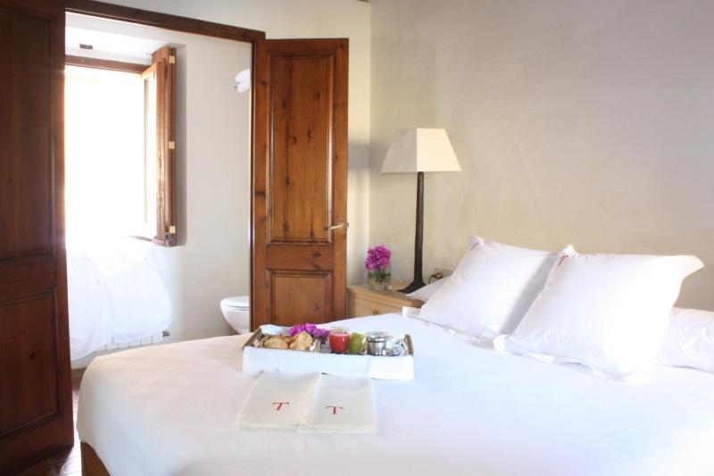 Small Double Room image 3