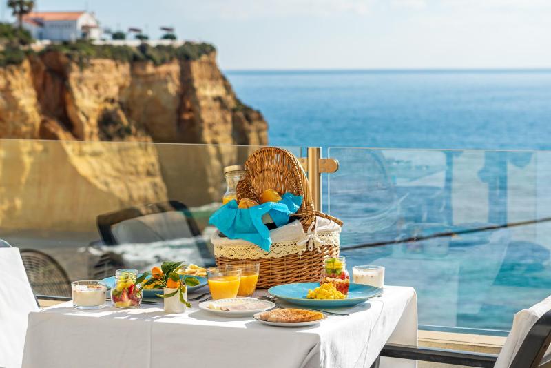 Double or Twin Room with Balcony and Sea View image 3