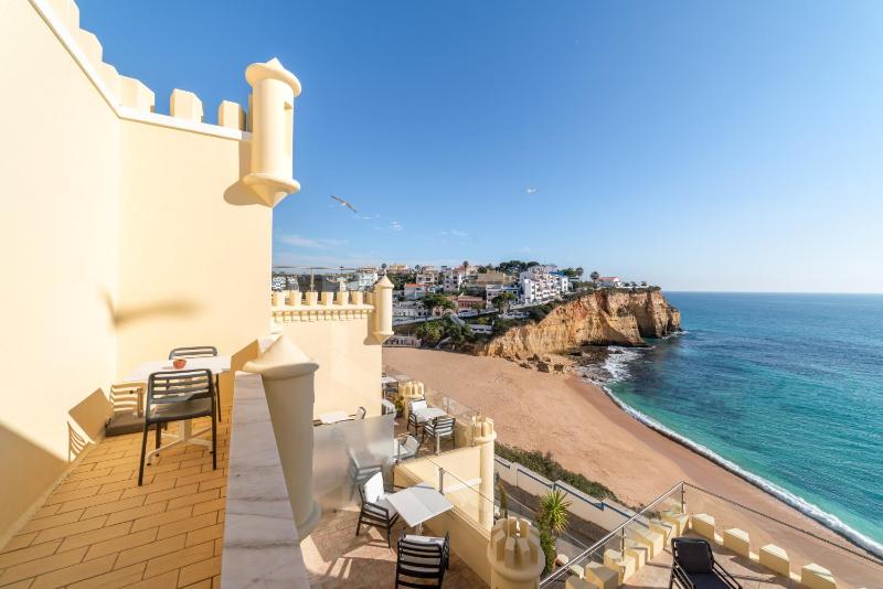 Double or Twin Room with Balcony and Sea View image 1
