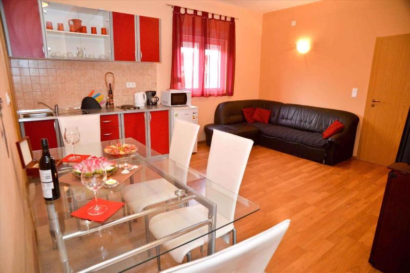 Apartment 3 image 2