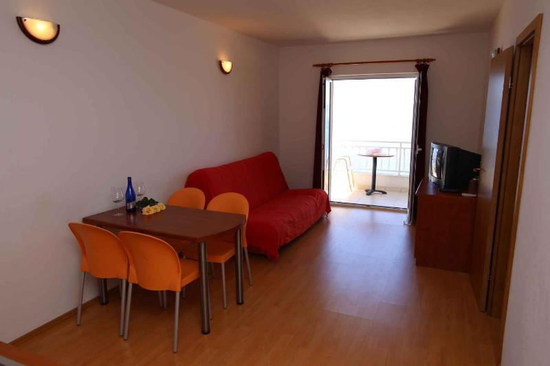 Apartment 3 image 3