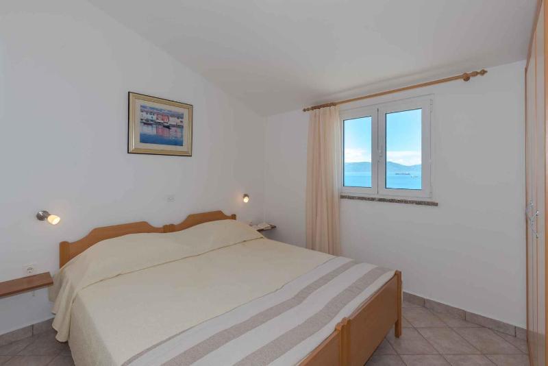 Apartment 3 image 3