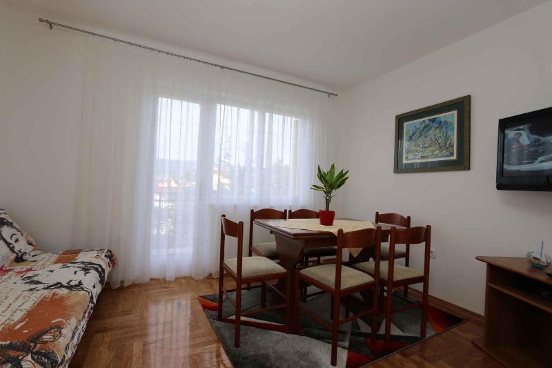 Apartment 2 image 2