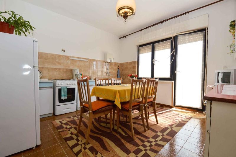 Apartment 1 image 3