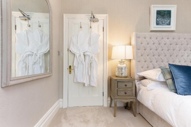 King Room with Garden View image 4