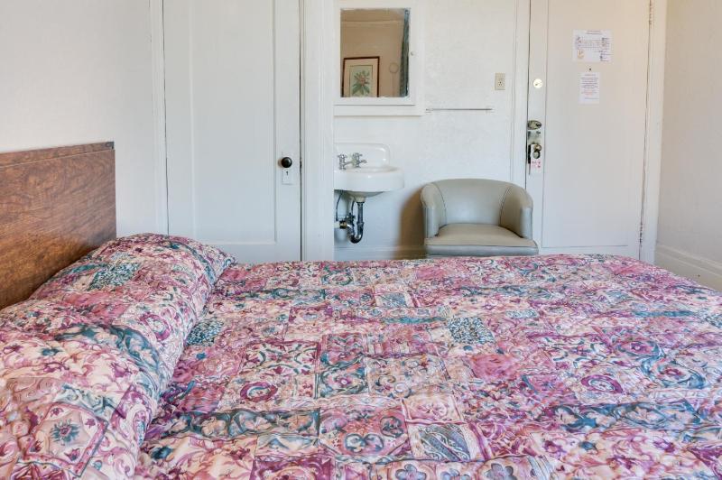 Double Room with Two Double Beds and Shared Bathroom image 4