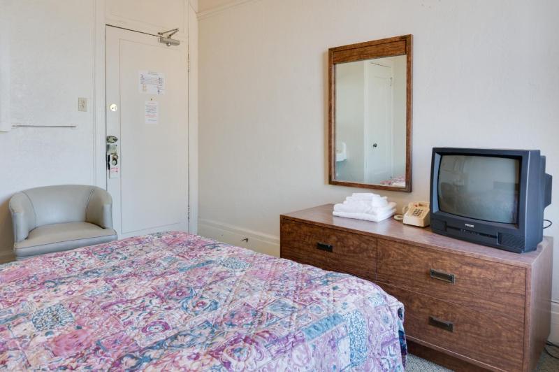 Double Room with Two Double Beds and Shared Bathroom image 3