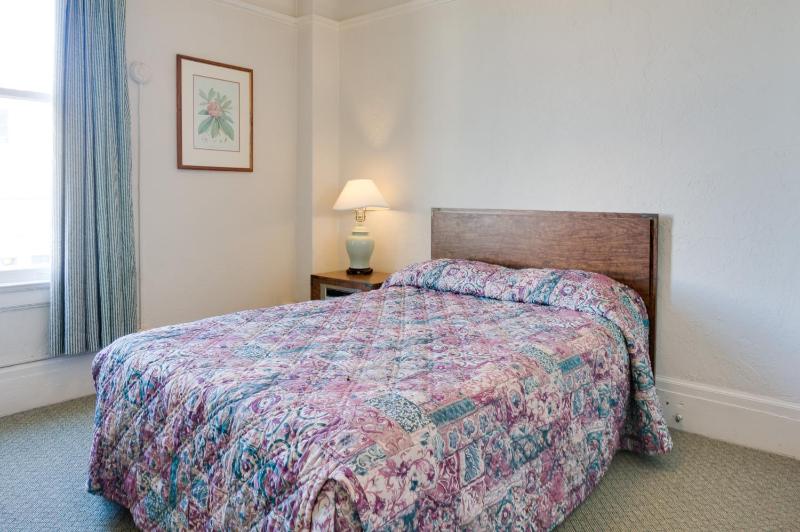 Double Room with Two Double Beds and Shared Bathroom image 3