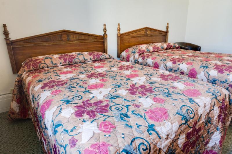 Twin Room with Private Bathroom image 2