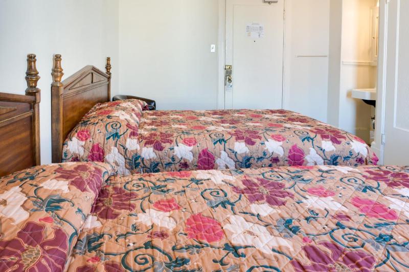 Twin Room with Private Bathroom image 3