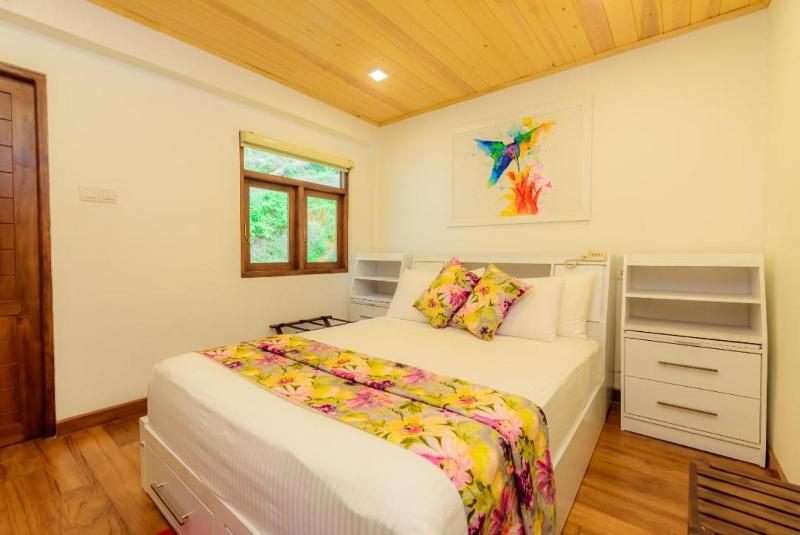 HummingBird Hill Cottage - image 26