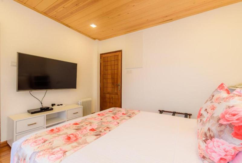 HummingBird Hill Cottage - image 39