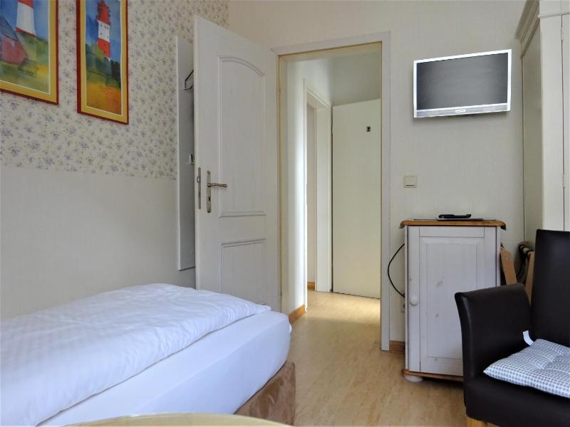 Small Twin Room image 4