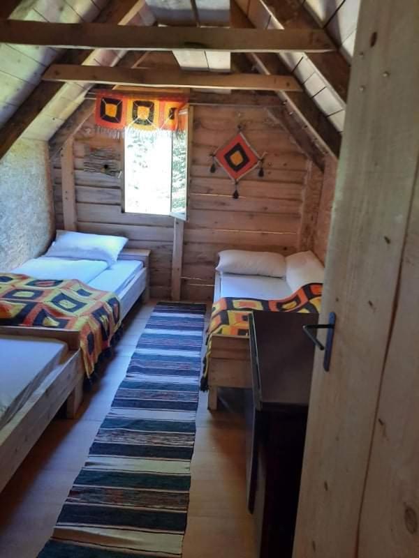 Standard Triple Room image 2