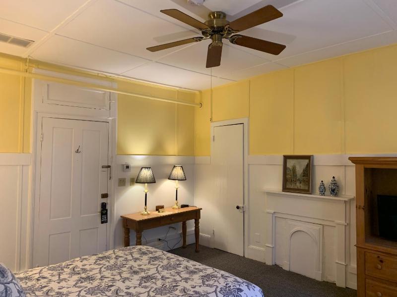 Superior Queen Room image 3