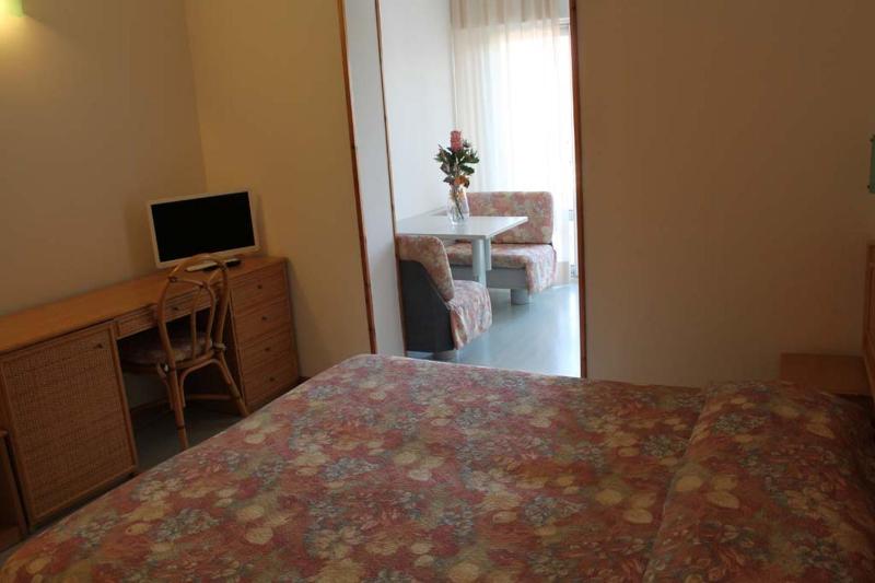 Standard Double Room image 4