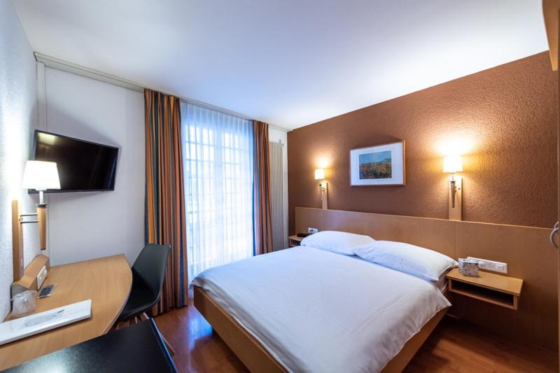 Standard Twin Room image 4